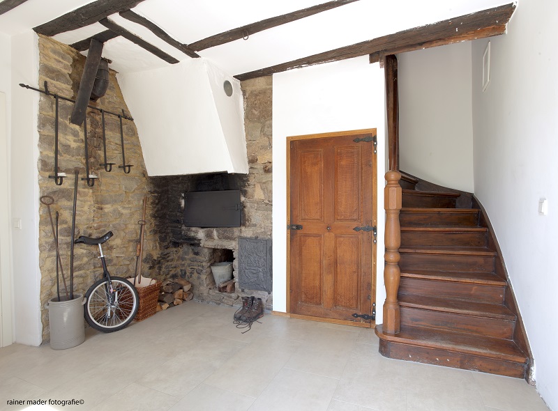Eingangsbereich mit alter Holztreppe