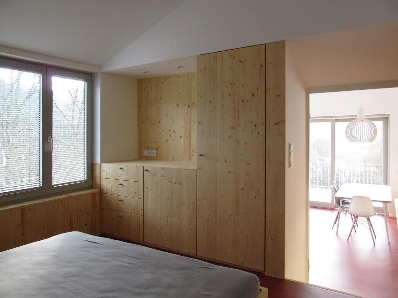 Innenansicht des Schlafzimmers mit Holzeinrichtung